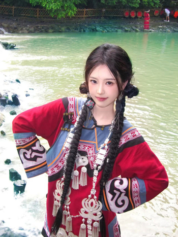 Yi εθνοτικό ένδυμα για ταξιδιωτική φωτογράφηση – Liangshan παραδοσιακό ρετρό στυλ, ύφασμα από πολυεστέρα με εκτύπωση, Καλοκαίρι 2025, περιεχόμενο κύριου υφάσματος κάτω από 30%