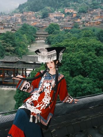 Yi εθνοτικό ένδυμα για ταξιδιωτική φωτογράφηση – Liangshan παραδοσιακό ρετρό στυλ, ύφασμα από πολυεστέρα με εκτύπωση, Καλοκαίρι 2025, περιεχόμενο κύριου υφάσματος κάτω από 30%