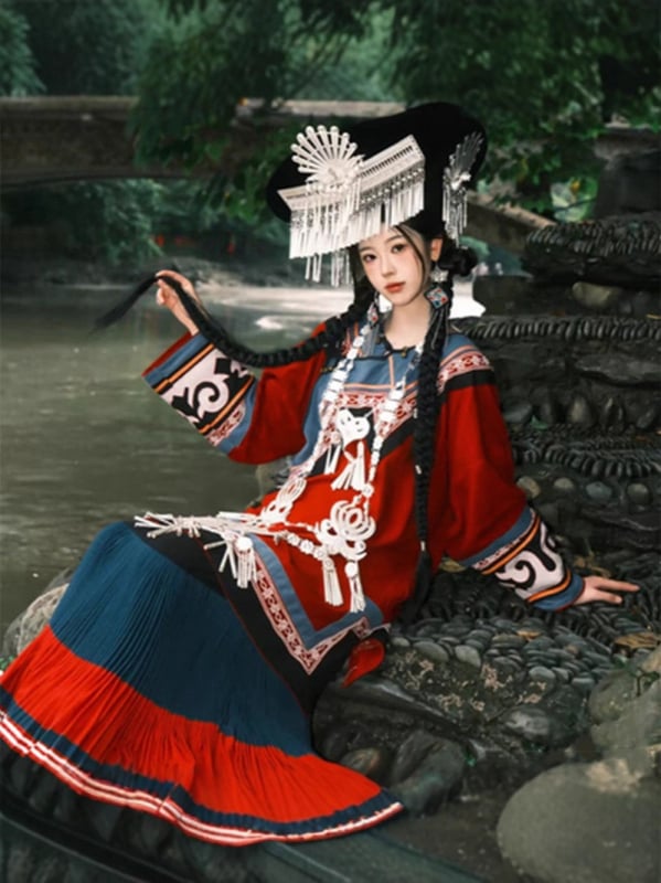 Yi εθνοτικό ένδυμα για ταξιδιωτική φωτογράφηση – Liangshan παραδοσιακό ρετρό στυλ, ύφασμα από πολυεστέρα με εκτύπωση, Καλοκαίρι 2025, περιεχόμενο κύριου υφάσματος κάτω από 30%