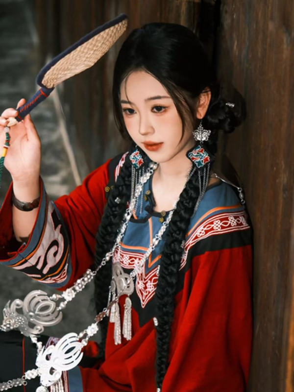 Yi εθνοτικό ένδυμα για ταξιδιωτική φωτογράφηση – Liangshan παραδοσιακό ρετρό στυλ, ύφασμα από πολυεστέρα με εκτύπωση, Καλοκαίρι 2025, περιεχόμενο κύριου υφάσματος κάτω από 30%