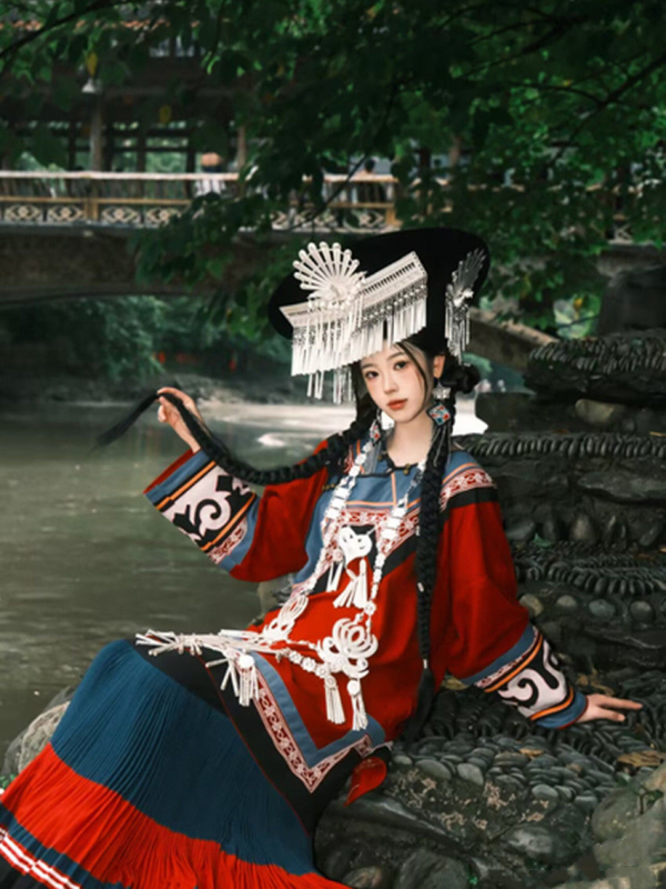 Yi εθνοτικό ένδυμα για ταξιδιωτική φωτογράφηση – Liangshan παραδοσιακό ρετρό στυλ, ύφασμα από πολυεστέρα με εκτύπωση, Καλοκαίρι 2025, περιεχόμενο κύριου υφάσματος κάτω από 30%