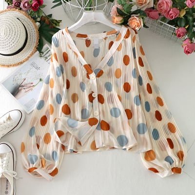 Ženska bluza s V izrezom, točkasti uzorak, rukavi u stilu fenjera, slobodan kroj; tkanina od pamuka/poliester mješavina (30-50% poliester).