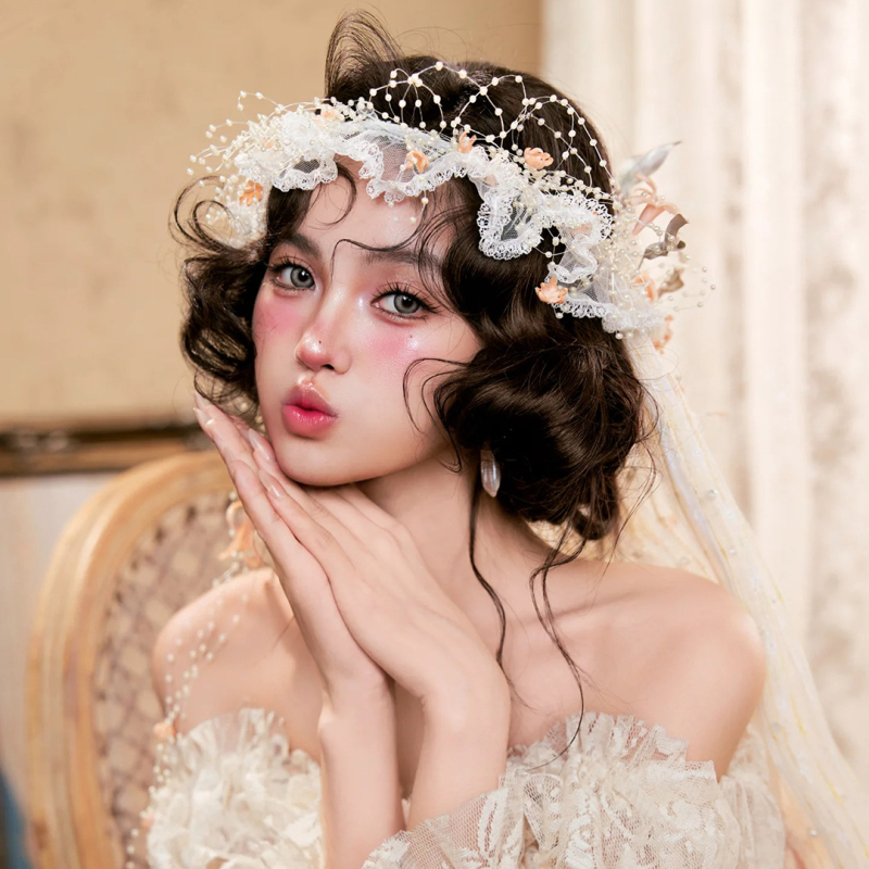 Kézzel készült textil virágos gyöngyös bojtos menyasszonyi fejfedő