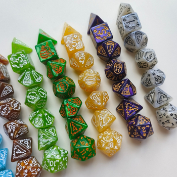 7 darab húsvéti dobókocka készlet nyuszi dizájnnal és patentes többszögű mintázattal D&D társasjátékokhoz