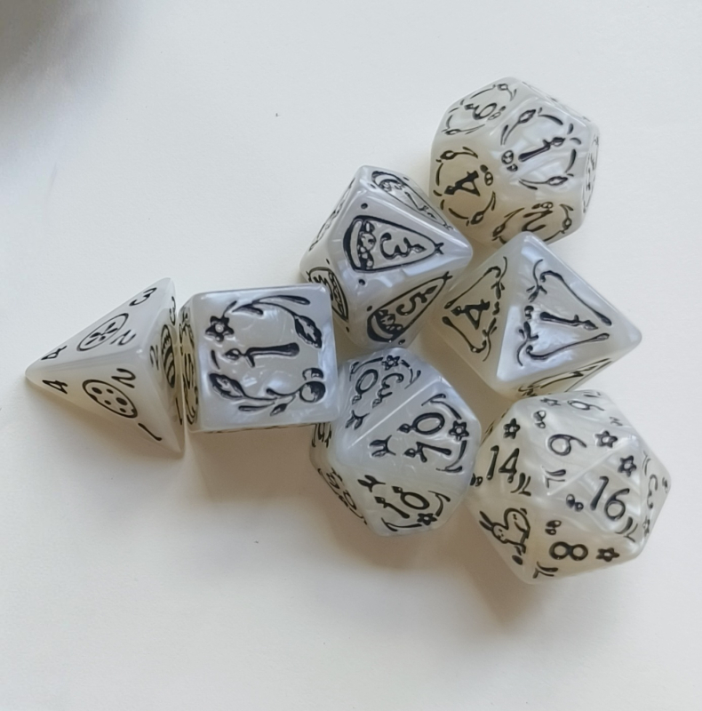 7 darab húsvéti dobókocka készlet nyuszi dizájnnal és patentes többszögű mintázattal D&D társasjátékokhoz