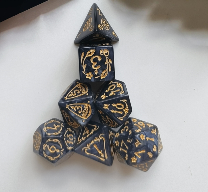 7 darab húsvéti dobókocka készlet nyuszi dizájnnal és patentes többszögű mintázattal D&D társasjátékokhoz