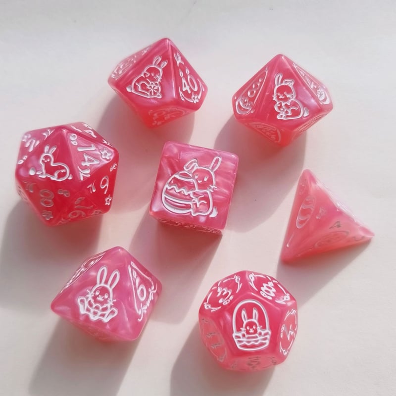 7 darab húsvéti dobókocka készlet nyuszi dizájnnal és patentes többszögű mintázattal D&D társasjátékokhoz