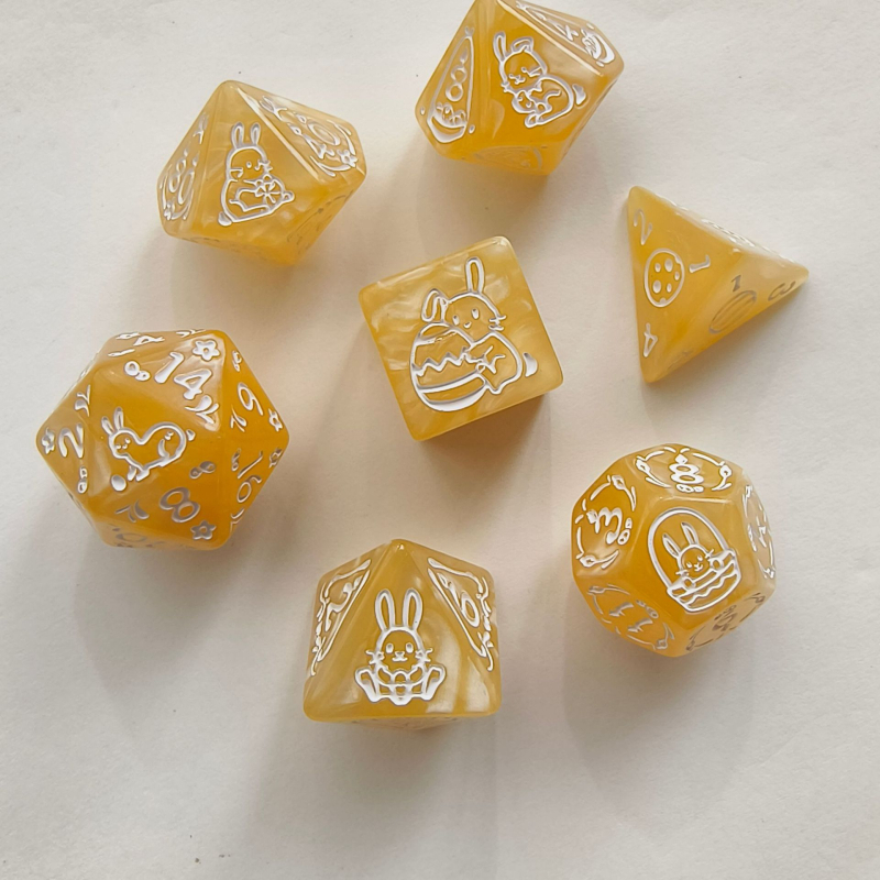 7 darab húsvéti dobókocka készlet nyuszi dizájnnal és patentes többszögű mintázattal D&D társasjátékokhoz