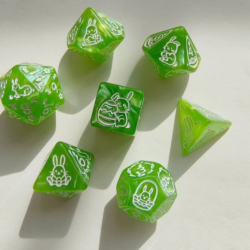 7 darab húsvéti dobókocka készlet nyuszi dizájnnal és patentes többszögű mintázattal D&D társasjátékokhoz