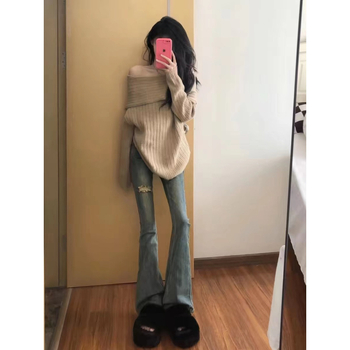 Ženski pleteni džemper s V izrezom i otvorenim ramenima, opušteni kroj, srednje debljine tkanina od poliester-amonijskog smjese