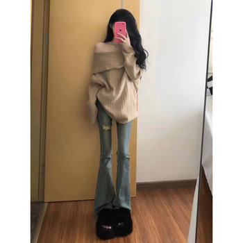 Ženski pleteni džemper s V izrezom i otvorenim ramenima, opušteni kroj, srednje debljine tkanina od poliester-amonijskog smjese