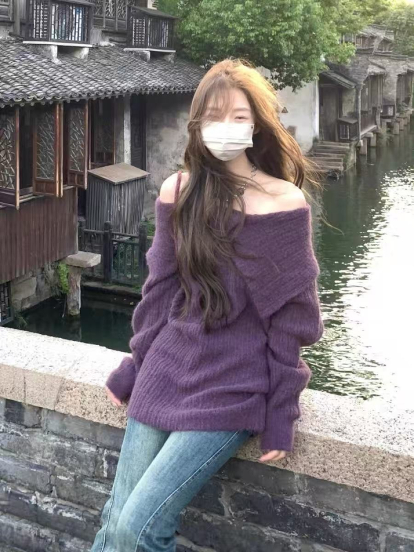 Ženski pleteni džemper s V izrezom i otvorenim ramenima, opušteni kroj, srednje debljine tkanina od poliester-amonijskog smjese