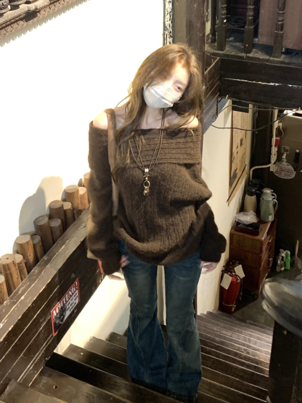 Ženski pleteni džemper s V izrezom i otvorenim ramenima, opušteni kroj, srednje debljine tkanina od poliester-amonijskog smjese