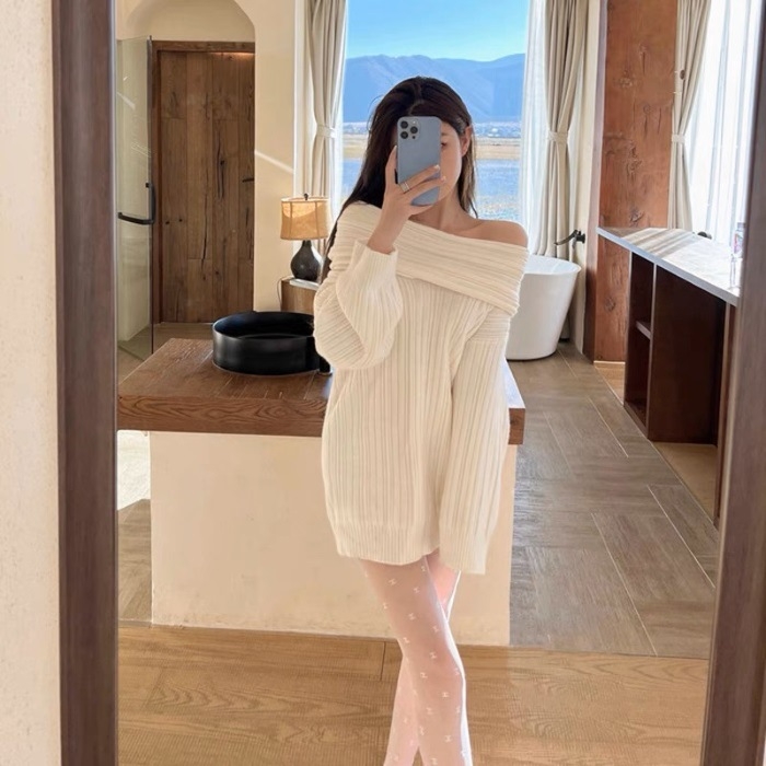 Ženski pleteni džemper s V izrezom i otvorenim ramenima, opušteni kroj, srednje debljine tkanina od poliester-amonijskog smjese