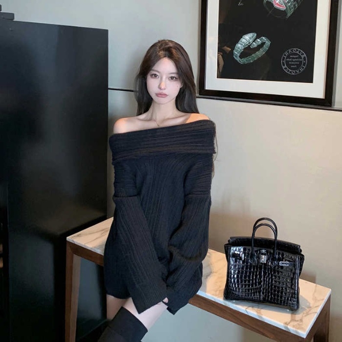 Ženski pleteni džemper s V izrezom i otvorenim ramenima, opušteni kroj, srednje debljine tkanina od poliester-amonijskog smjese