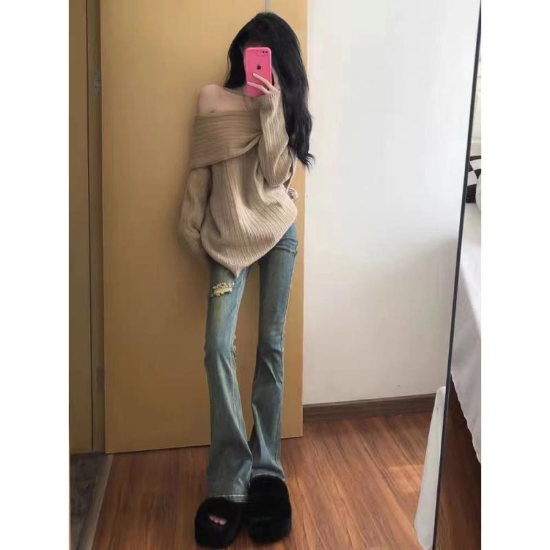 Ženski pleteni džemper s V izrezom i otvorenim ramenima, opušteni kroj, srednje debljine tkanina od poliester-amonijskog smjese