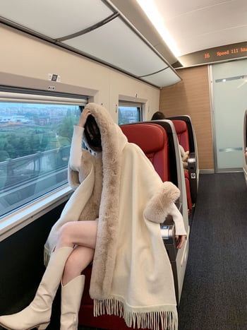 Női kapucnis kockás kötött kabát, laza szabású, középhosszú, szőrme gallérral