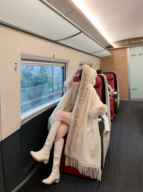 Női kapucnis kockás kötött kabát, laza szabású, középhosszú, szőrme gallérral