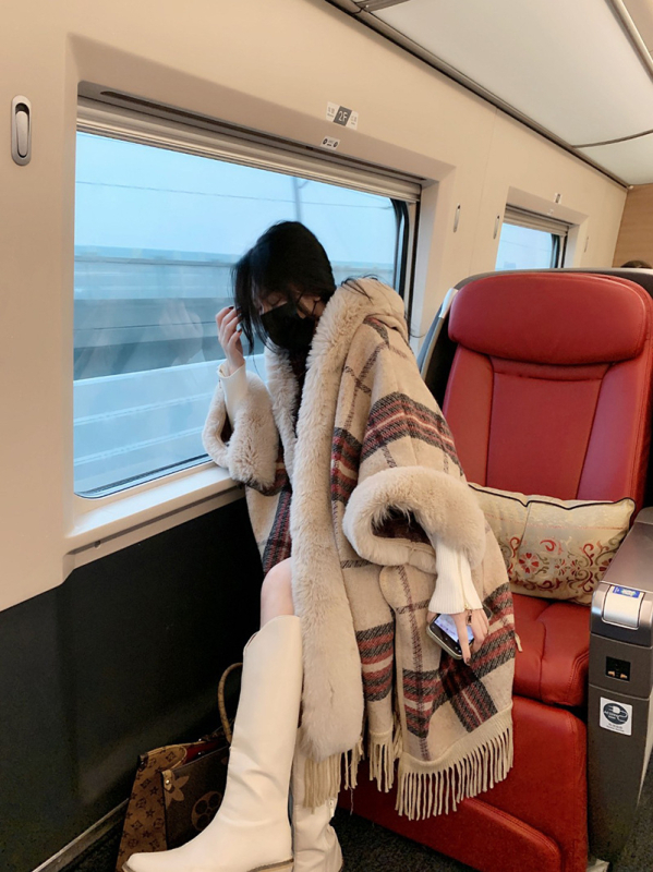 Női kapucnis kockás kötött kabát, laza szabású, középhosszú, szőrme gallérral