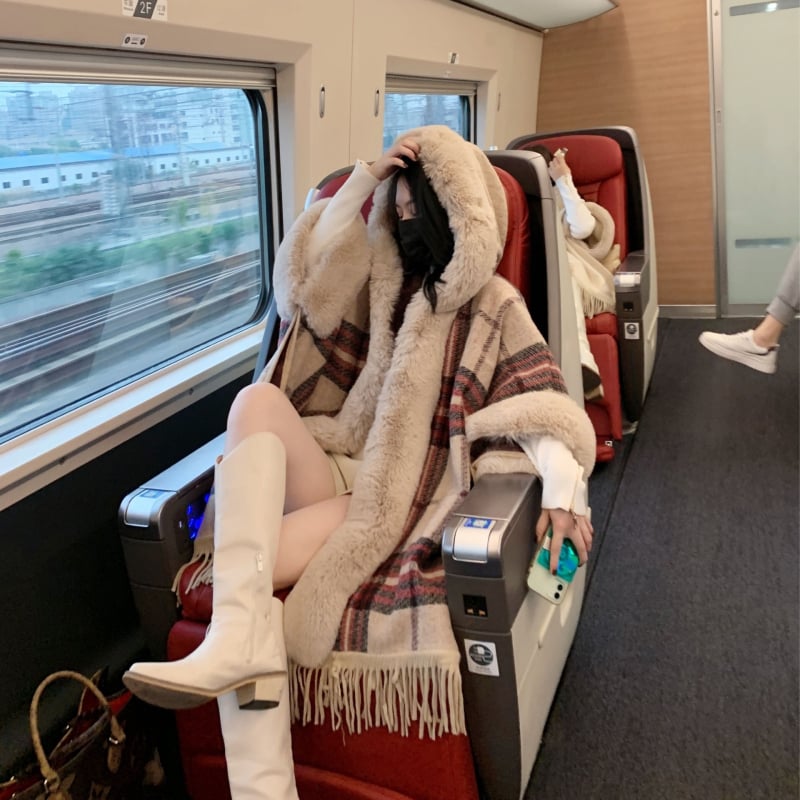 Női kapucnis kockás kötött kabát, laza szabású, középhosszú, szőrme gallérral