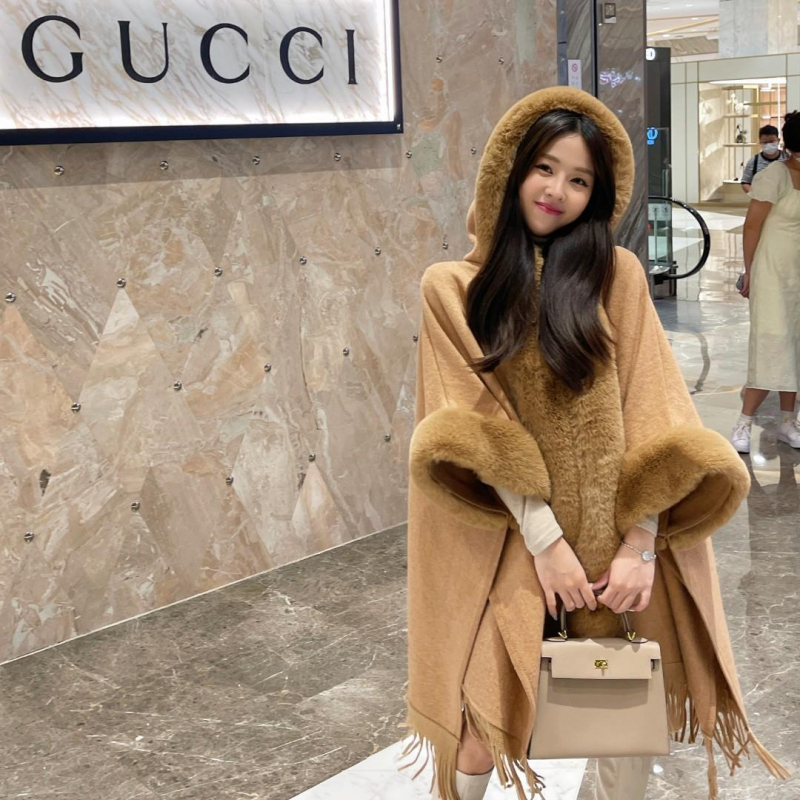 Női kapucnis kockás kötött kabát, laza szabású, középhosszú, szőrme gallérral