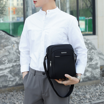 Ανδρική τσάντα crossbody σε στυλ αστικής απλότητας, από Oxford ύφασμα, αδιάβροχη και ανθεκτική στη φθορά, με επένδυση πολυεστέρα