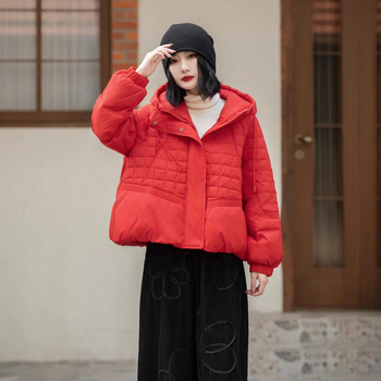 Ženska jakna s kapuljačom od perja, slobodan kroj, najlon materijal, punilo 101-200 g, udio perja 51-55%