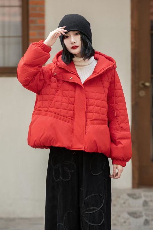 Ženska jakna s kapuljačom od perja, slobodan kroj, najlon materijal, punilo 101-200 g, udio perja 51-55%