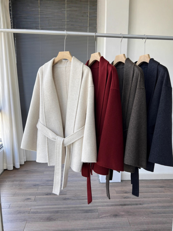 Vuneni kaput s pojasom u struku, dvostrani, V-izrez, dugi rukavi, srednja duljina, opušten kroj, japansko-korejski casual stil