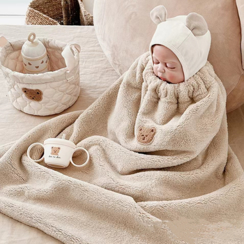 Plišana dječja deka s izveznim motivima životinja i crtića za jesen/zimu, materijal koral fleece, pogodna za djecu od 1 do 3 godine.