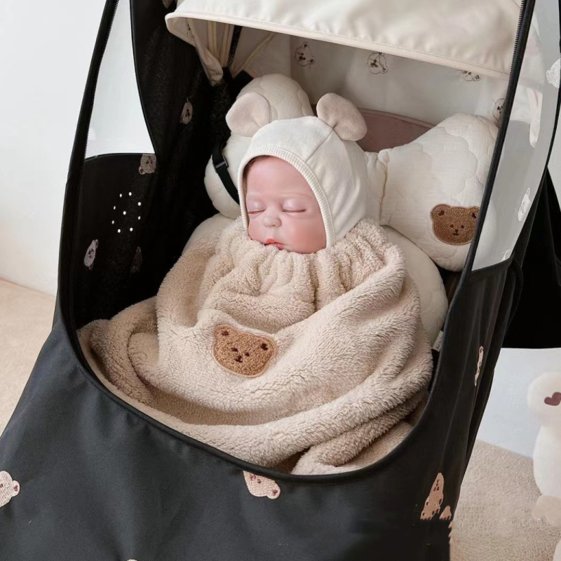 Plišana dječja deka s izveznim motivima životinja i crtića za jesen/zimu, materijal koral fleece, pogodna za djecu od 1 do 3 godine.