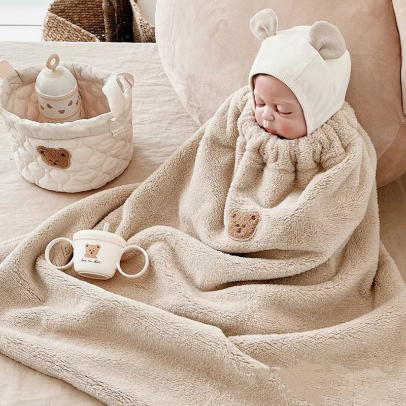 Plišana dječja deka s izveznim motivima životinja i crtića za jesen/zimu, materijal koral fleece, pogodna za djecu od 1 do 3 godine.