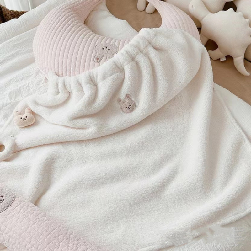 Plišana dječja deka s izveznim motivima životinja i crtića za jesen/zimu, materijal koral fleece, pogodna za djecu od 1 do 3 godine.