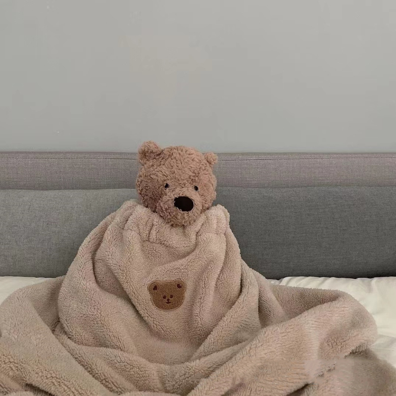 Plišana dječja deka s izveznim motivima životinja i crtića za jesen/zimu, materijal koral fleece, pogodna za djecu od 1 do 3 godine.