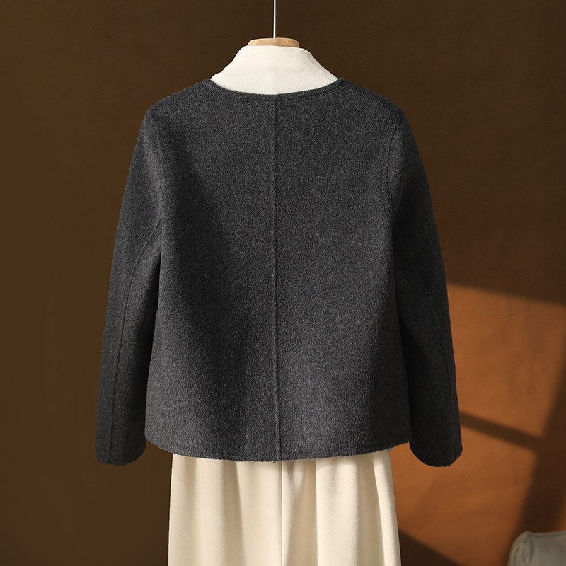 Női gyapjú kabát kasmír keverékkel (50-70% gyapjú, <30% kasmír), egyszerű gombos zárás, kerek nyak, hosszú ujjú, közepes vastagság, szabványos hossz, 2025 ősz