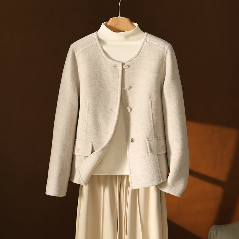 Női gyapjú kabát kasmír keverékkel (50-70% gyapjú, <30% kasmír), egyszerű gombos zárás, kerek nyak, hosszú ujjú, közepes vastagság, szabványos hossz, 2025 ősz