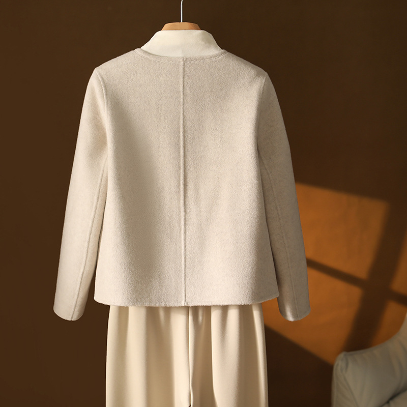 Női gyapjú kabát kasmír keverékkel (50-70% gyapjú, <30% kasmír), egyszerű gombos zárás, kerek nyak, hosszú ujjú, közepes vastagság, szabványos hossz, 2025 ősz