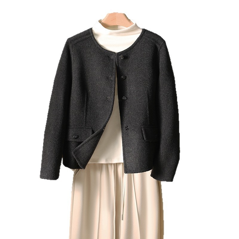 Női gyapjú kabát kasmír keverékkel (50-70% gyapjú, <30% kasmír), egyszerű gombos zárás, kerek nyak, hosszú ujjú, közepes vastagság, szabványos hossz, 2025 ősz