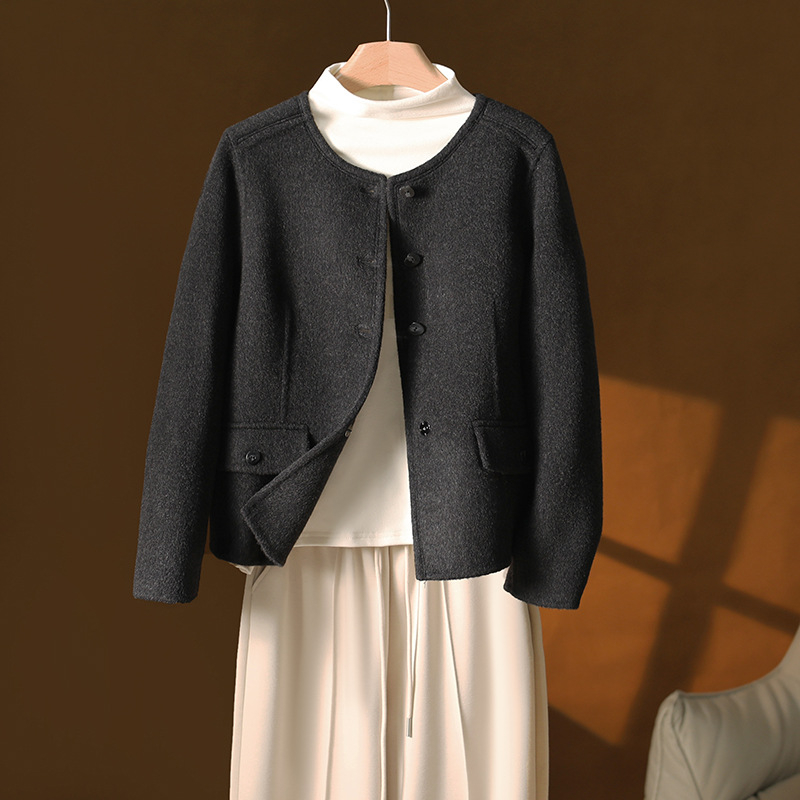 Női gyapjú kabát kasmír keverékkel (50-70% gyapjú, <30% kasmír), egyszerű gombos zárás, kerek nyak, hosszú ujjú, közepes vastagság, szabványos hossz, 2025 ősz