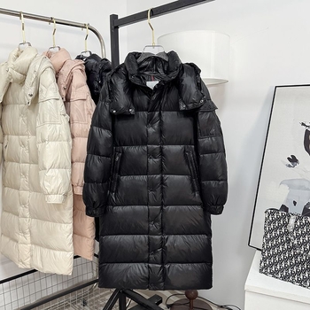 Ženski puffer jakna srednje duljine s odvojivom kapuljom, najlon tkanina, debela izolacija, 50% sadržaj perja