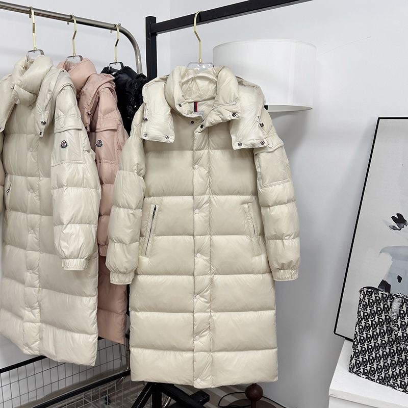 Ženski puffer jakna srednje duljine s odvojivom kapuljom, najlon tkanina, debela izolacija, 50% sadržaj perja
