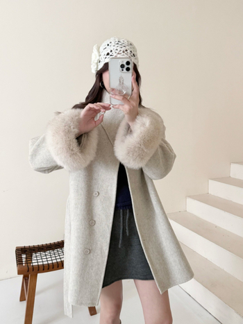 Ženski reverzibilni vuneni kaput s krznom lisice na rukavima, srednja duljina, širok kroj