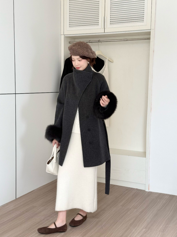 Ženski reverzibilni vuneni kaput s krznom lisice na rukavima, srednja duljina, širok kroj