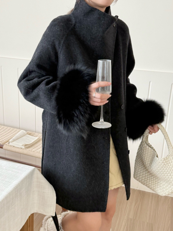 Ženski reverzibilni vuneni kaput s krznom lisice na rukavima, srednja duljina, širok kroj