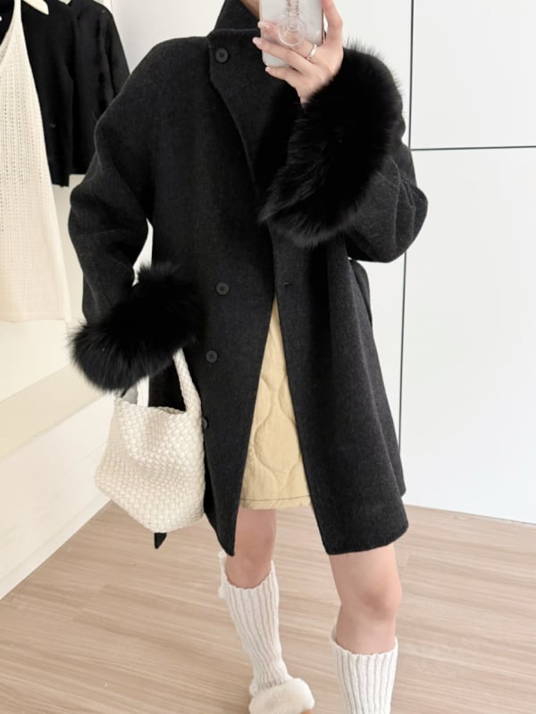 Ženski reverzibilni vuneni kaput s krznom lisice na rukavima, srednja duljina, širok kroj