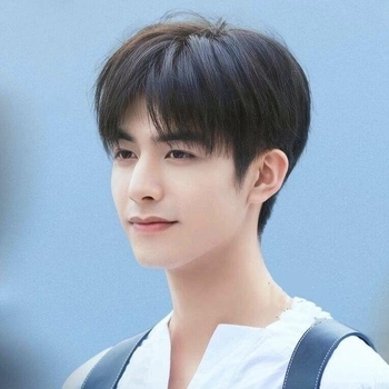 Perucă pentru bărbați cu breton, păr scurt, aspect natural și plin de volum, fire de înaltă temperatură, tratată mecanic.