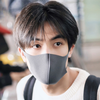 Perucă pentru bărbați cu breton, păr scurt, aspect natural și plin de volum, fire de înaltă temperatură, tratată mecanic.