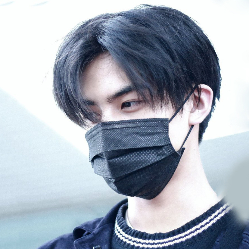 Perucă pentru bărbați cu breton, păr scurt, aspect natural și plin de volum, fire de înaltă temperatură, tratată mecanic.