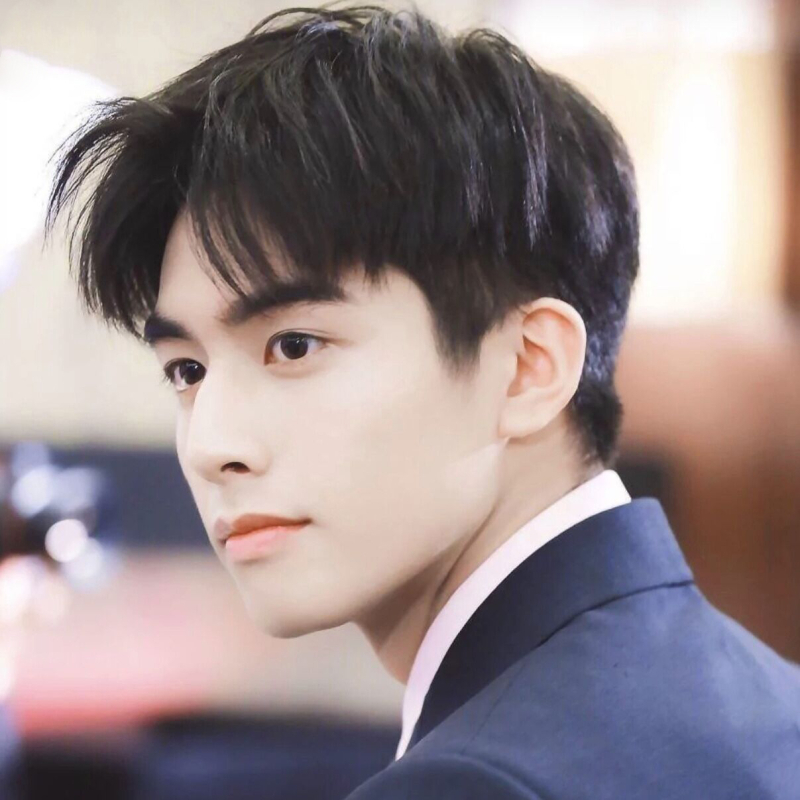 Perucă pentru bărbați cu breton, păr scurt, aspect natural și plin de volum, fire de înaltă temperatură, tratată mecanic.