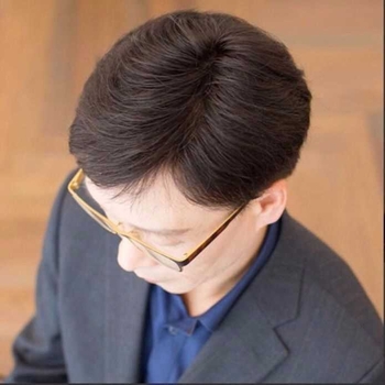 Muška perika od prirodnih vlasi, kratka kosa, model 9552, mehanički proces obrade, prekrivanje sijede kose